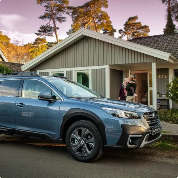Subaru Outback från biluthyrning Ronneby står parkerad vid villa.