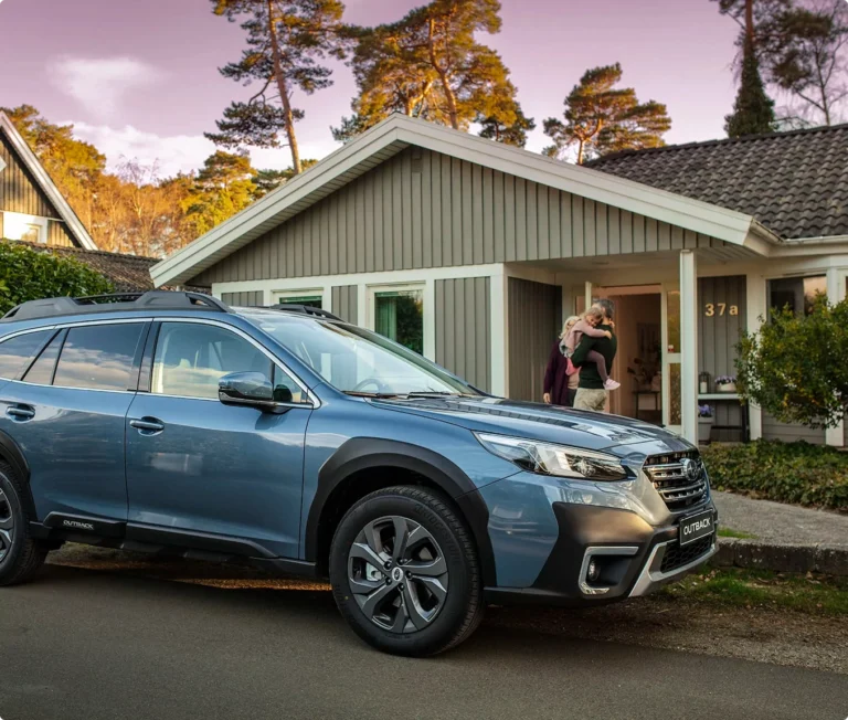 Subaru Outback från biluthyrning Ronneby står parkerad vid villa.